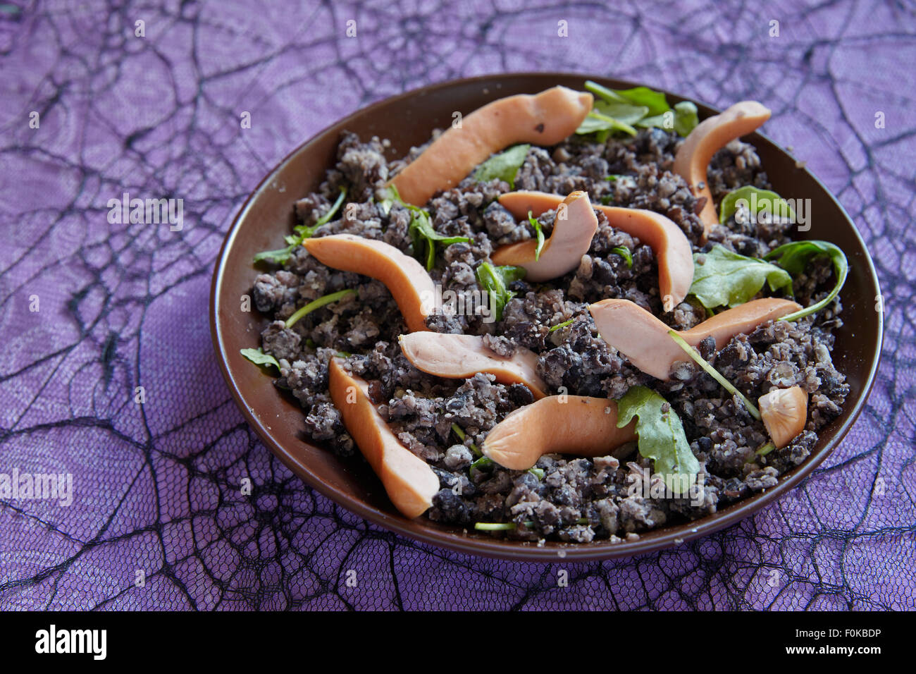 Purea di fagioli neri e salsicce Foto Stock