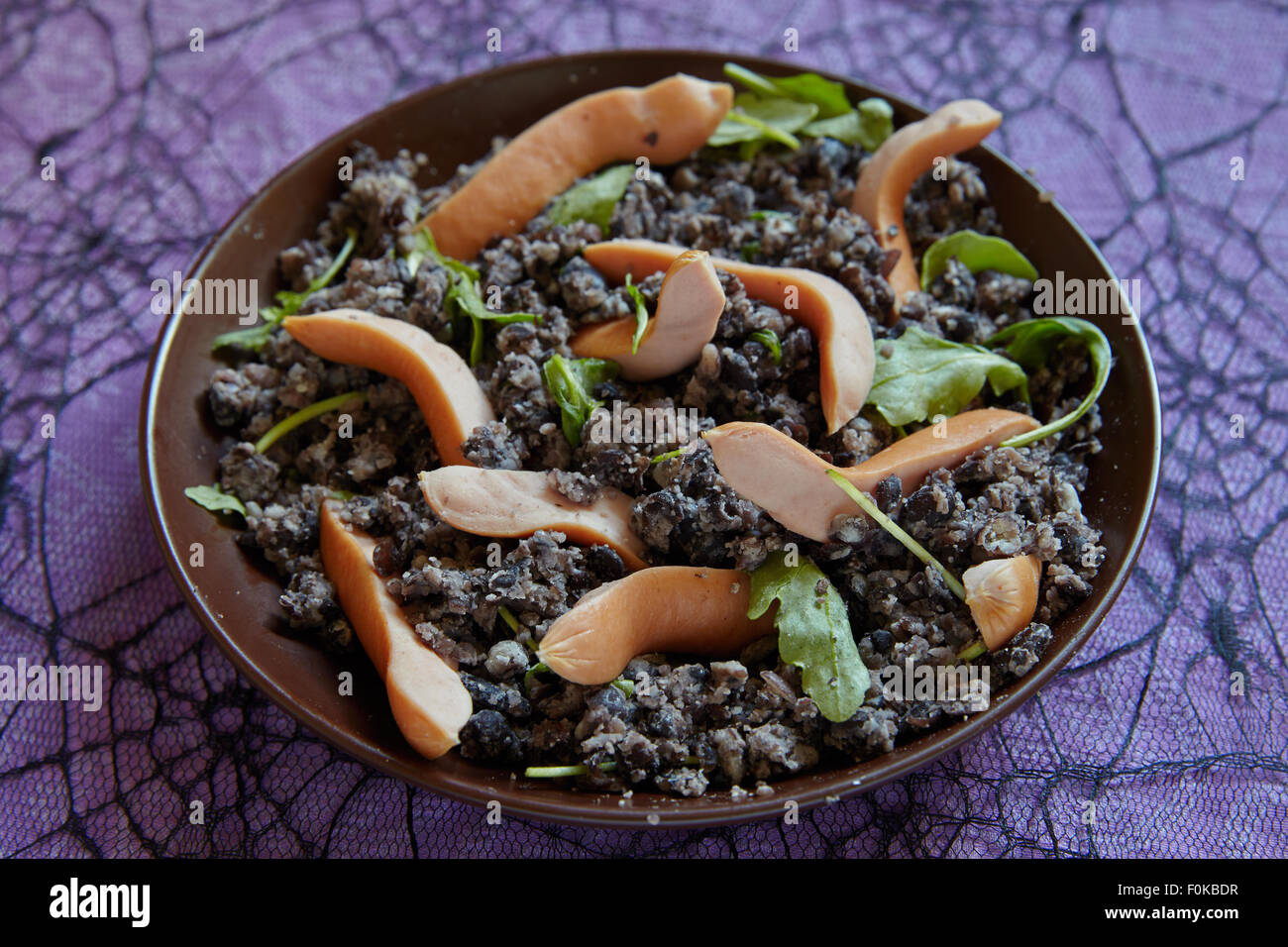 Purea di fagioli neri e salsicce Foto Stock