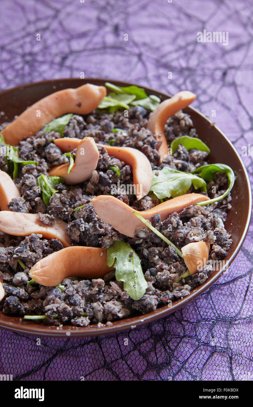 Purea di fagioli neri e salsicce Foto Stock