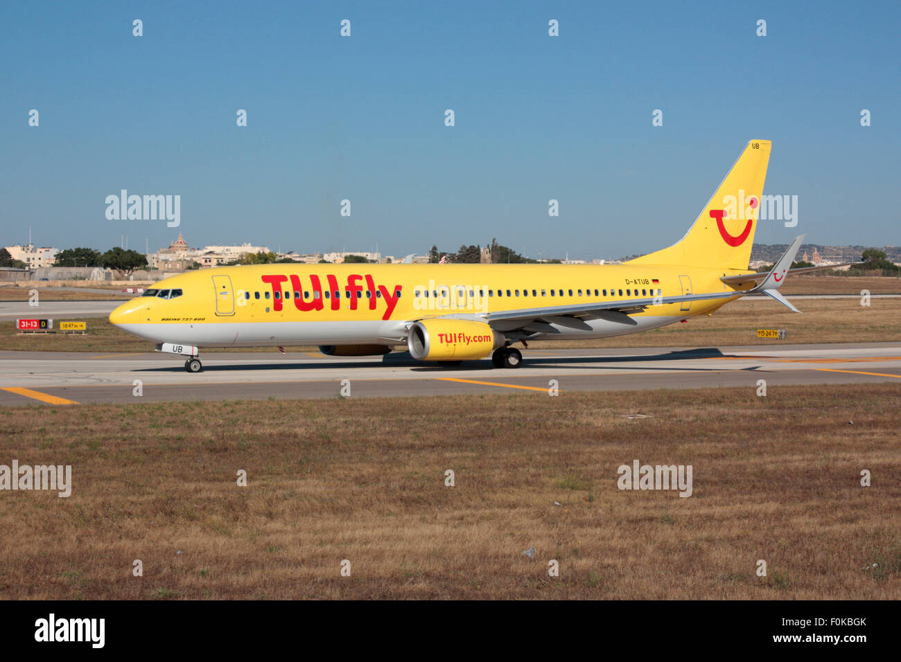 Tecnologia nell'aviazione commerciale. TUIfly Boeing 737-800 Airliner con il nuovo split scimitar winglets taxiing per la partenza da Malta Foto Stock