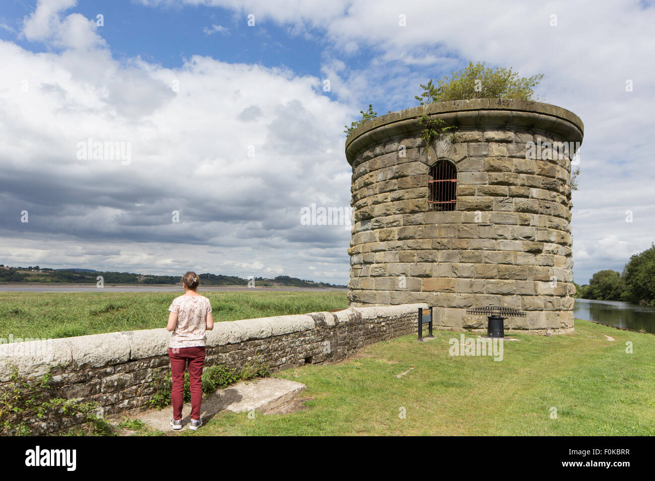 Questa torre è tutto ciò che rimane della Severn ponte ferroviario dove attraversava la nitidezza Canal, Gloucestershire, England, Regno Unito Foto Stock