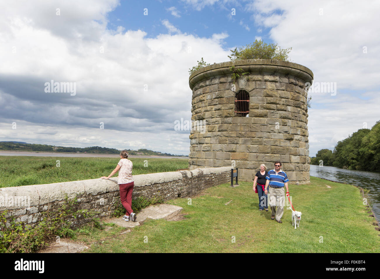 Questa torre è tutto ciò che rimane della Severn ponte ferroviario dove attraversava la nitidezza Canal, Gloucestershire, England, Regno Unito Foto Stock