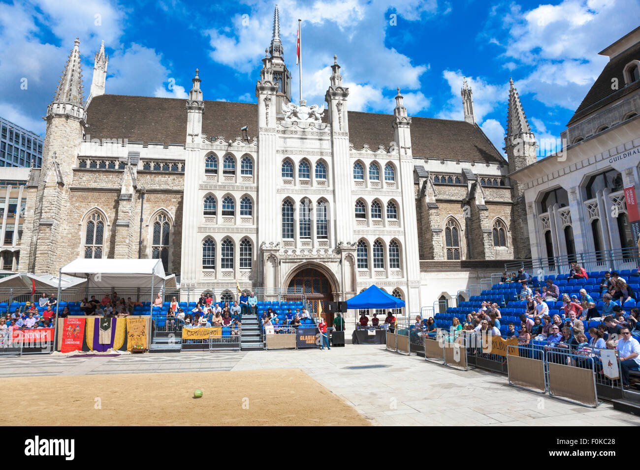 Londra, Regno Unito. Il 16 agosto, 2015. Live action Gladiator spettacolo al Guildhall Yard. Professional gladiatori battaglia in Guildhall Yard, il sito di Londra è solo l'anfiteatro romano. Le ricostruzioni del gladiatore-style giochi una volta tenuto in antica Londinium ha avuto luogo prima di un imperatore e allegra folla che decidere quale guerriero potrà arrivare a piedi gratuito basato sulle loro prestazioni. Credito: Nathaniel Noir/Alamy Live News Foto Stock