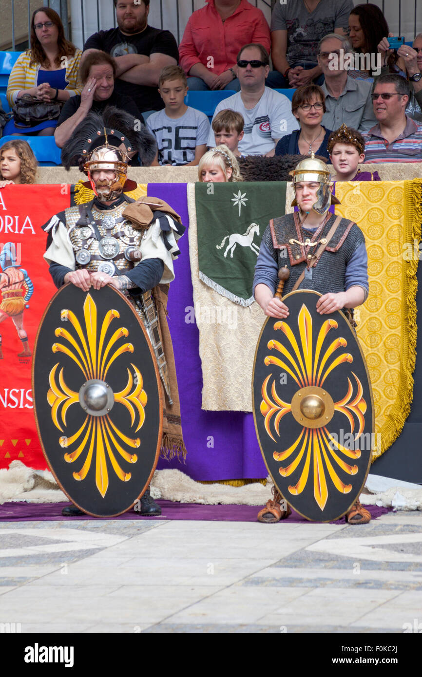 Londra, Regno Unito. Il 16 agosto, 2015. Live action Gladiator spettacolo al Guildhall Yard. Professional gladiatori battaglia in Guildhall Yard, il sito di Londra è solo l'anfiteatro romano. Le ricostruzioni del gladiatore-style giochi una volta tenuto in antica Londinium ha avuto luogo prima di un imperatore e allegra folla che decidere quale guerriero potrà arrivare a piedi gratuito basato sulle loro prestazioni. Credito: Nathaniel Noir/Alamy Live News Foto Stock