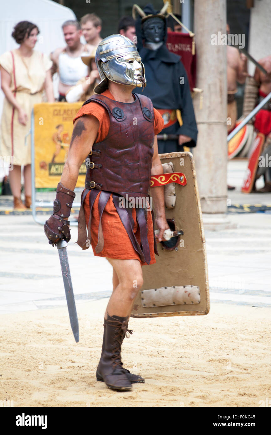 Londra, Regno Unito. Il 16 agosto, 2015. Live action Gladiator spettacolo al Guildhall Yard. Professional gladiatori battaglia in Guildhall Yard, il sito di Londra è solo l'anfiteatro romano. Le ricostruzioni del gladiatore-style giochi una volta tenuto in antica Londinium ha avuto luogo prima di un imperatore e allegra folla che decidere quale guerriero potrà arrivare a piedi gratuito basato sulle loro prestazioni. Credito: Nathaniel Noir/Alamy Live News Foto Stock