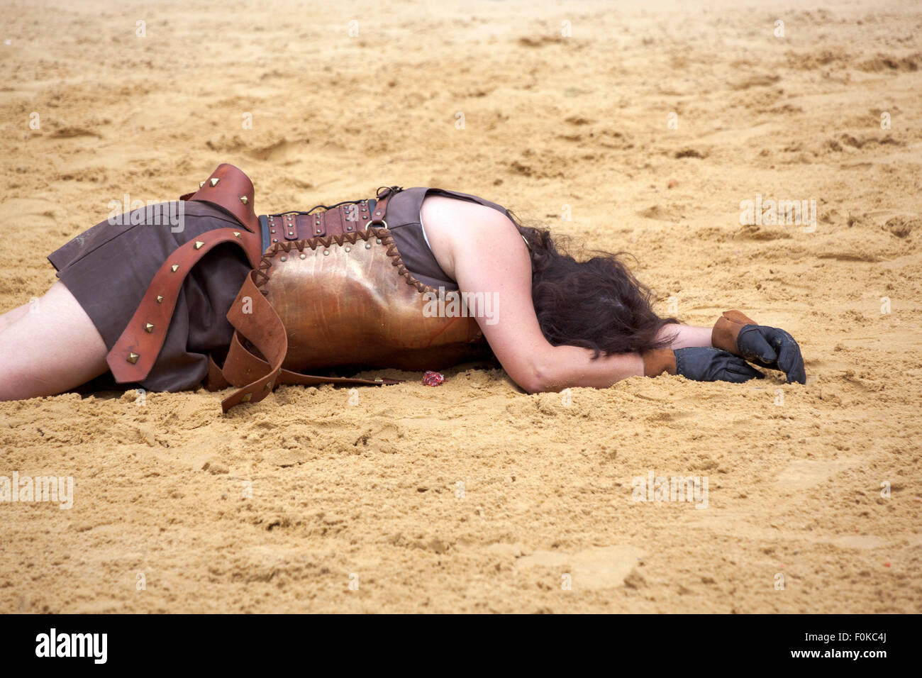 Londra, Regno Unito. Il 16 agosto, 2015. Live action Gladiator spettacolo al Guildhall Yard. Professional gladiatori battaglia in Guildhall Yard, il sito di Londra è solo l'anfiteatro romano. Le ricostruzioni del gladiatore-style giochi una volta tenuto in antica Londinium ha avuto luogo prima di un imperatore e allegra folla che decidere quale guerriero potrà arrivare a piedi gratuito basato sulle loro prestazioni. Credito: Nathaniel Noir/Alamy Live News Foto Stock