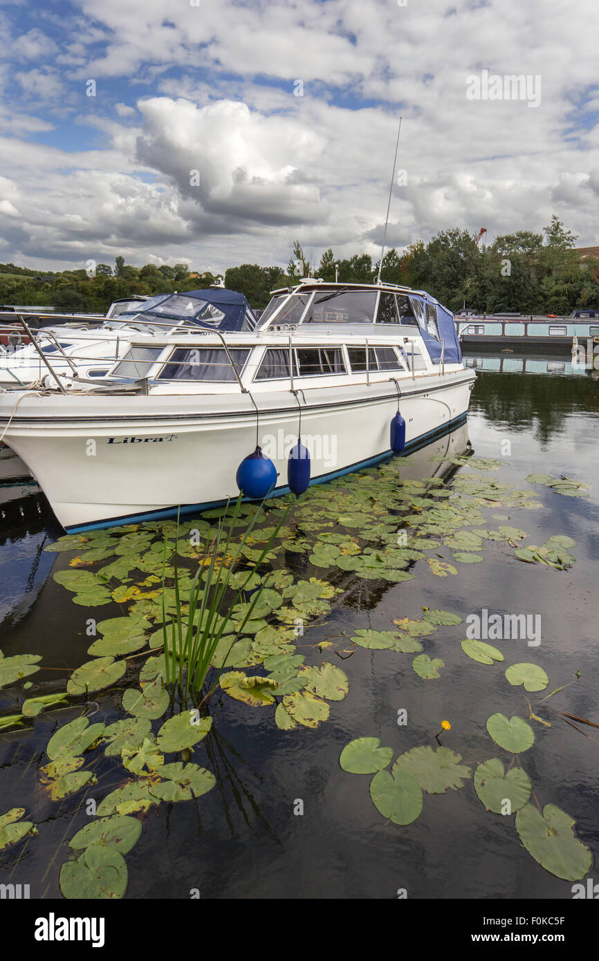 Cruiser ormeggiato sul Gloucester e Nitidezza Canal a nitidezza, Gloucestershire, England, Regno Unito Foto Stock