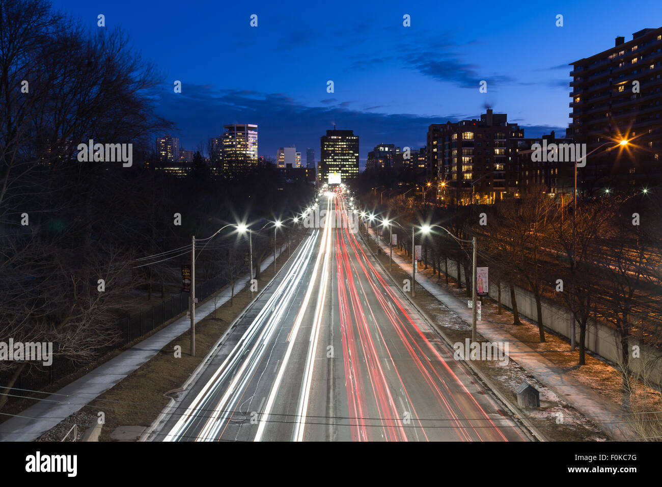 TORONTO, Canada - 27gennaio 2015: una vista dall'alto di una parte di Yonge Street a Toronto che conduce in città Foto Stock