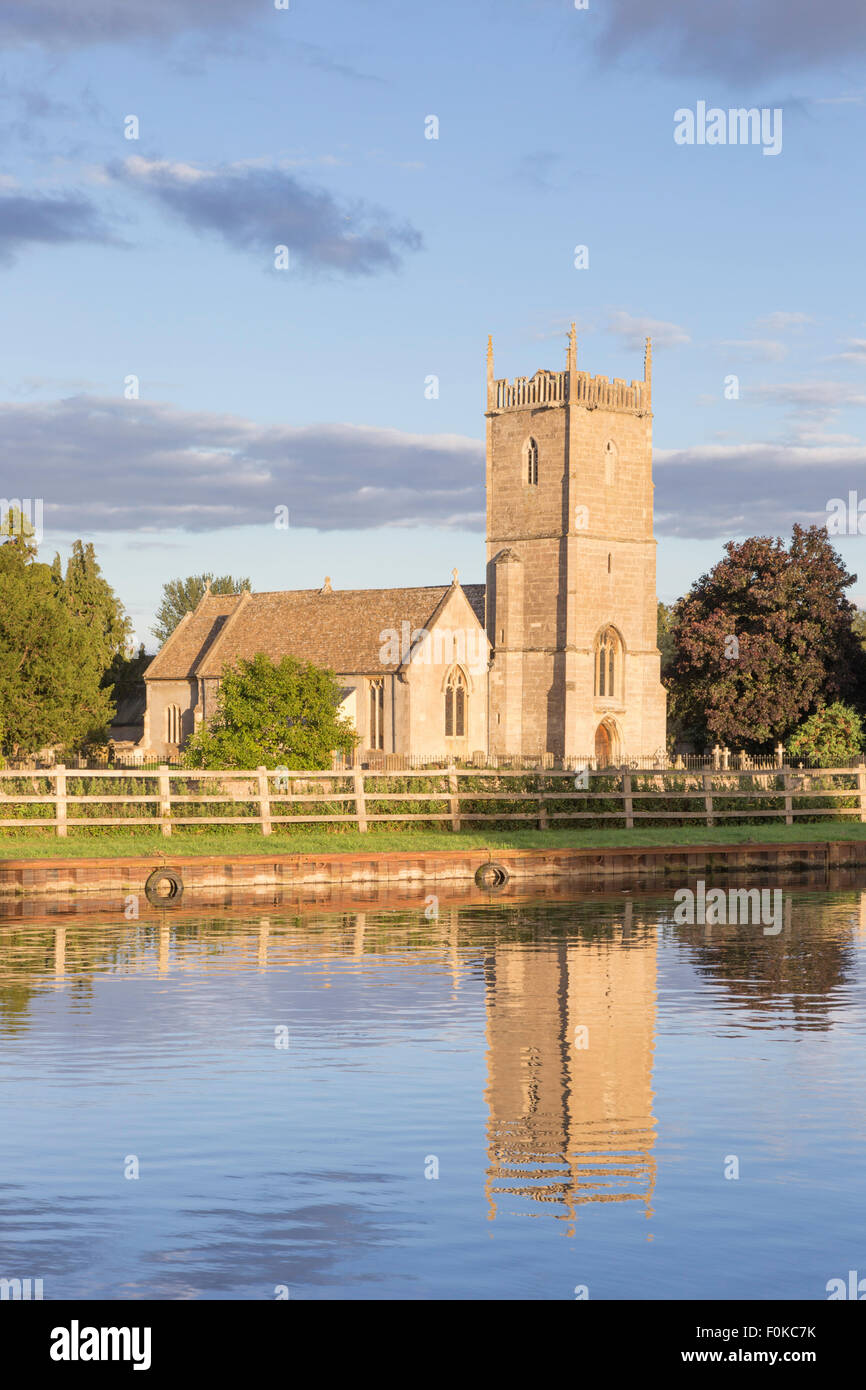 Luce della Sera su Santa Maria Vergine Chiesa riflessa nella nitidezza Canal, Frampton on severn, Gloucestershire, England, Regno Unito Foto Stock