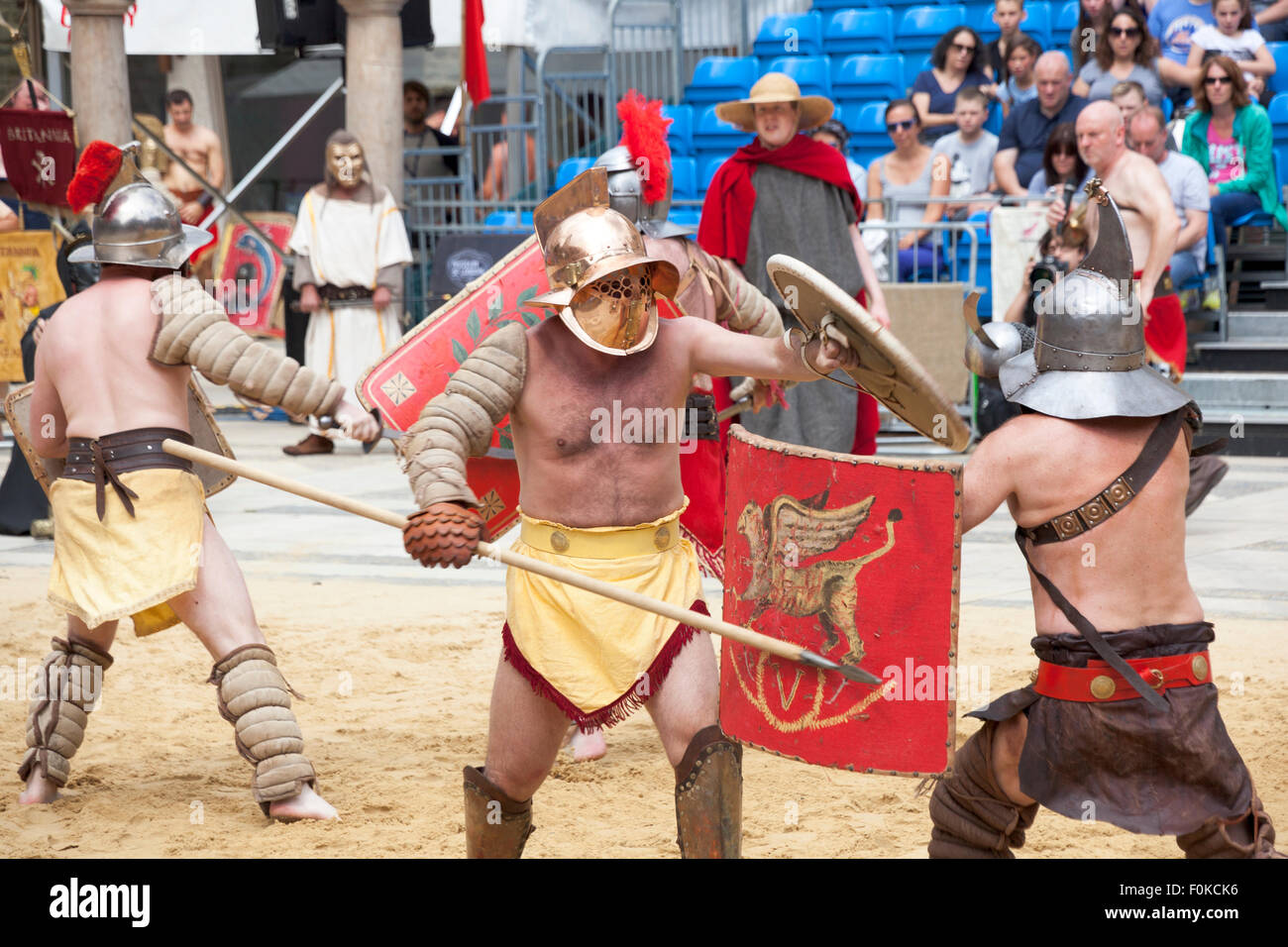 Londra, Regno Unito. Il 16 agosto, 2015. Live action Gladiator spettacolo al Guildhall Yard. Professional gladiatori battaglia in Guildhall Yard, il sito di Londra è solo l'anfiteatro romano. Le ricostruzioni del gladiatore-style giochi una volta tenuto in antica Londinium ha avuto luogo prima di un imperatore e allegra folla che decidere quale guerriero potrà arrivare a piedi gratuito basato sulle loro prestazioni. Credito: Nathaniel Noir/Alamy Live News Foto Stock