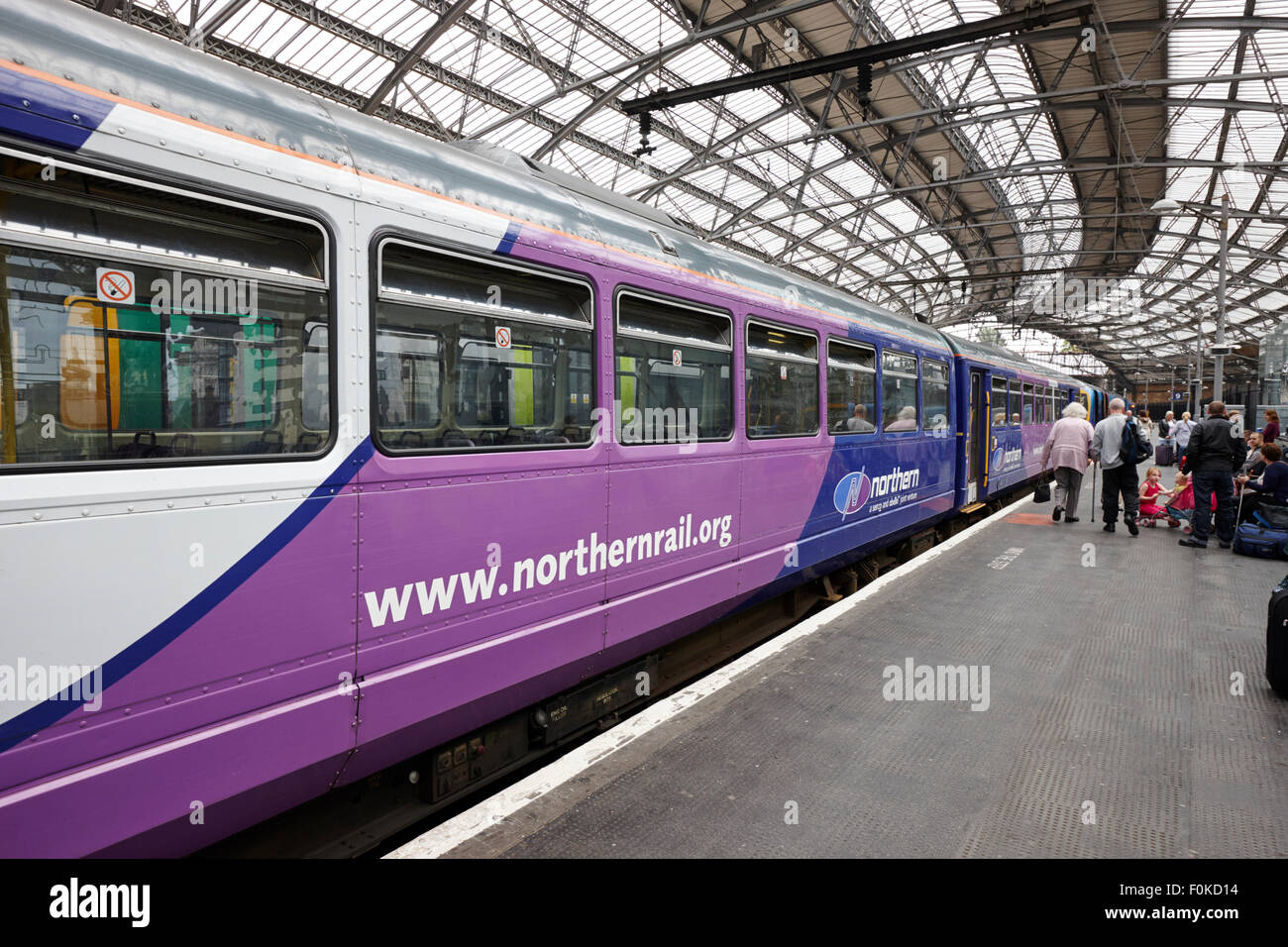 Il nord della ferrovia treno su piattaforma in Liverpool Lime street station England Regno Unito Foto Stock