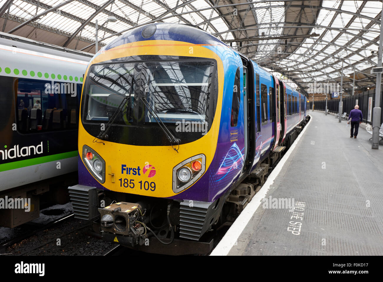 Primo servizio ferroviario locale su piattaforma in Liverpool Lime street station England Regno Unito Foto Stock