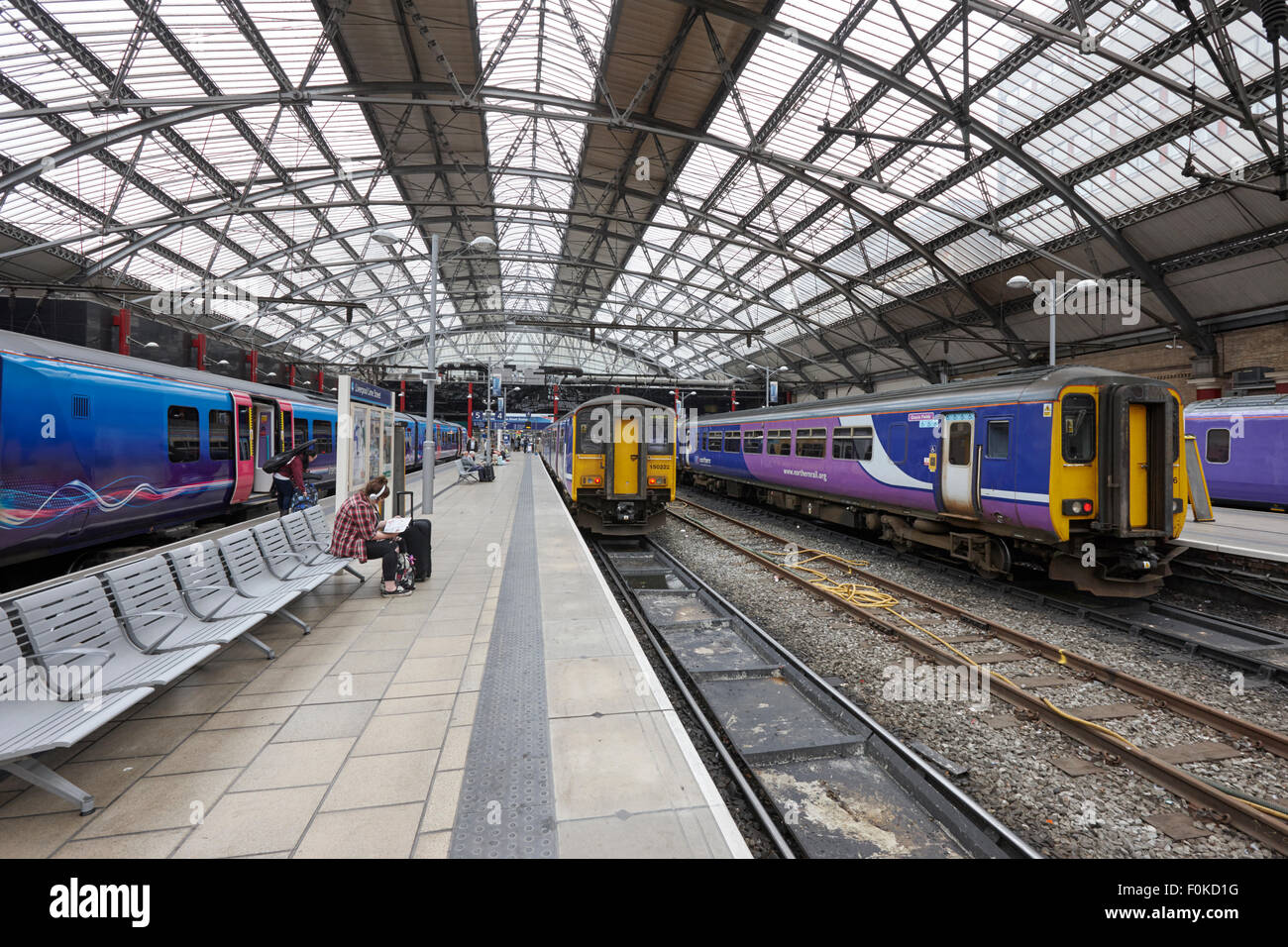 I treni a piattaforme in Liverpool Lime street station England Regno Unito Foto Stock