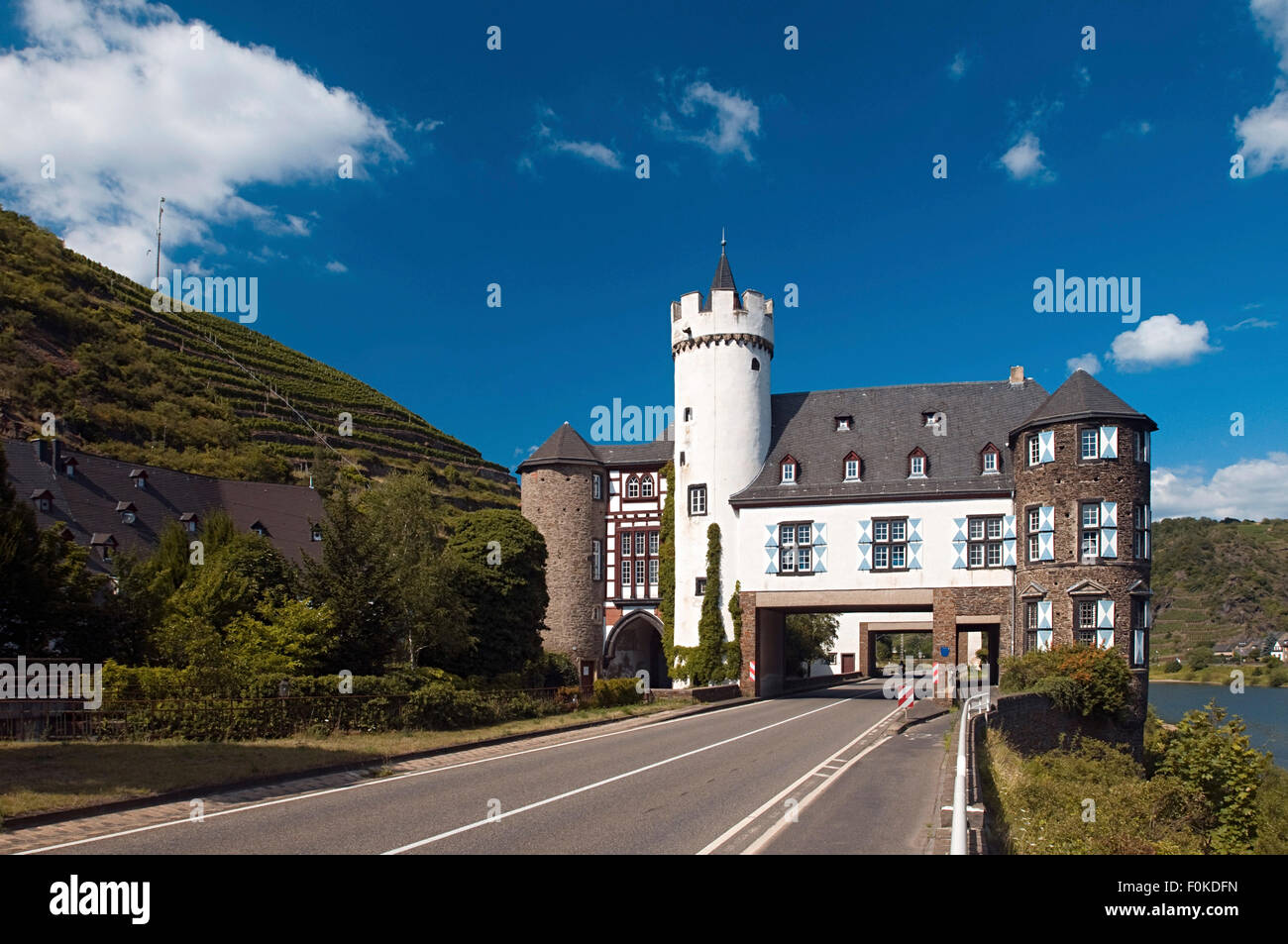 Castello von der Leyen in Kobern-Gondorf presso il fiume Moselle, strada B416 passare attraverso, RENANIA-PALATINATO Germania Europa Foto Stock