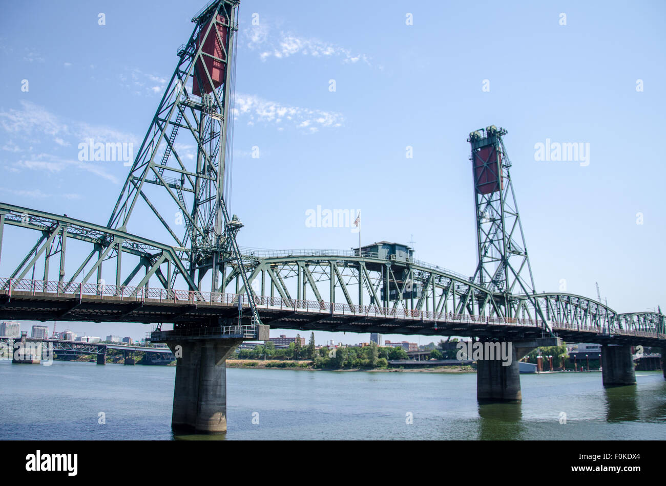 Hawthorne ponte, costruito nel 1910. Il più antico operativa verticale ponte di sollevamento negli Stati Uniti. Portland, Oregon. Foto Stock
