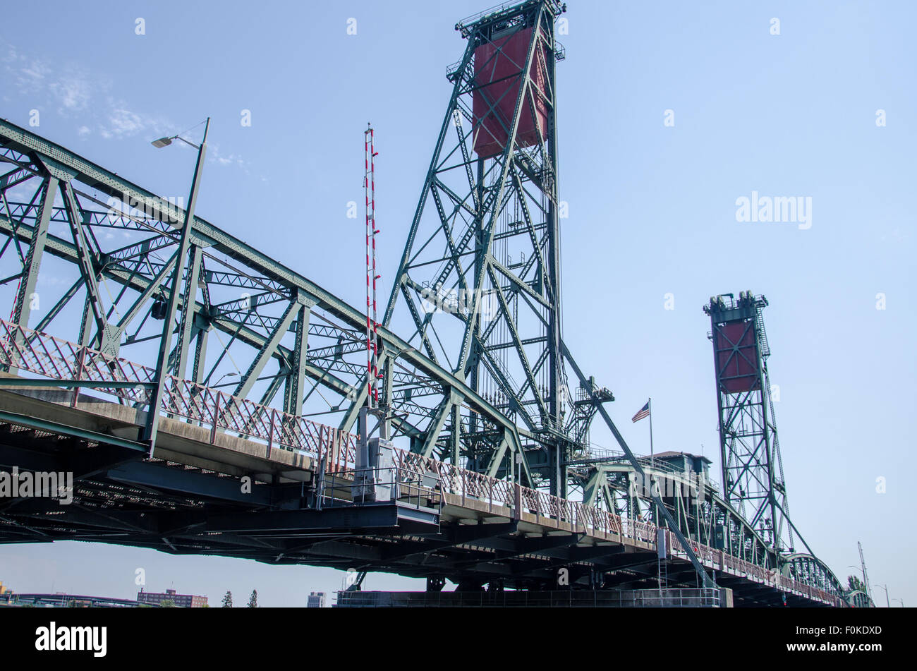 Hawthorne ponte, costruito nel 1910. Il più antico operativa verticale ponte di sollevamento negli Stati Uniti. Portland, Oregon. Foto Stock