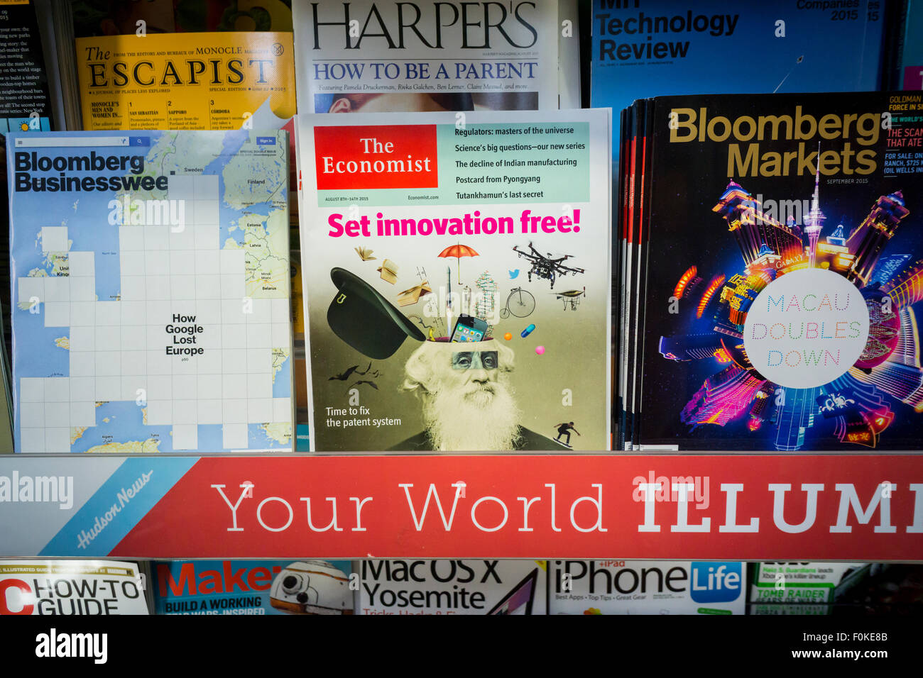Una copia del The Economist su una edicola in New York il giovedì 13 agosto, 2015. Pearson Plc ha accettato di vendere il suo 50% proprietà per $731 milioni per la famiglia Agnelli in Italia e all'economista Gruppo. Exor, la famiglia Agnelli holding company, sarebbe diventato il maggiore azionista con 43,4 per cento dello stock. (© Richard B. Levine) Foto Stock