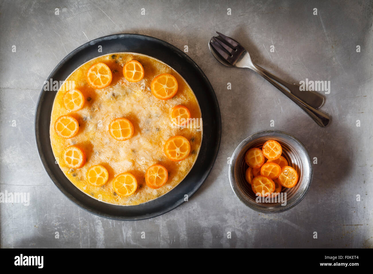 Mango frutto della passione decorate la torta con fette di kumquat Foto Stock