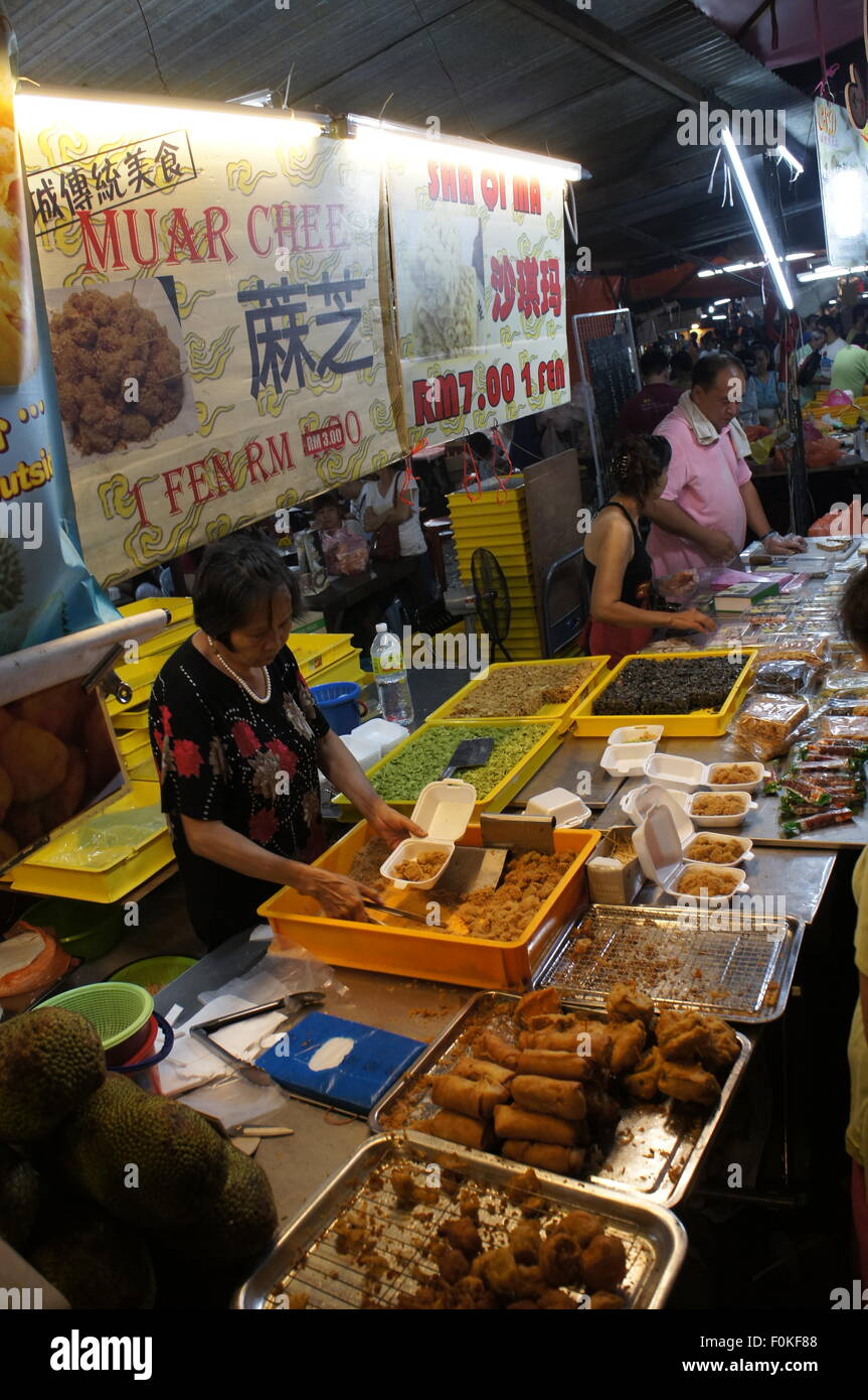 Bancarella vendendo tradizionali spuntini Cinesi in Malesia Foto Stock