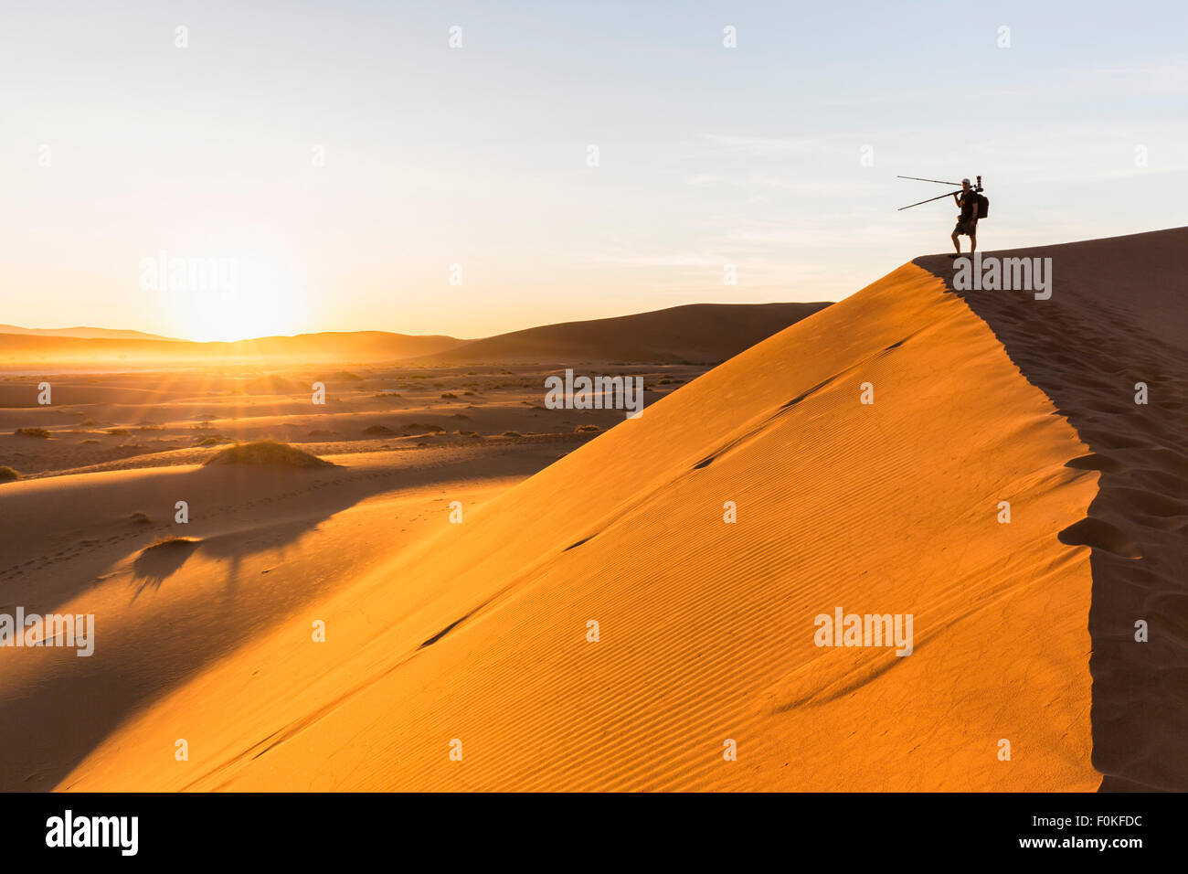 La Namibia, Namib Desert, Namib Naukluft National Park, fotografo permanente sulla duna dersert Foto Stock