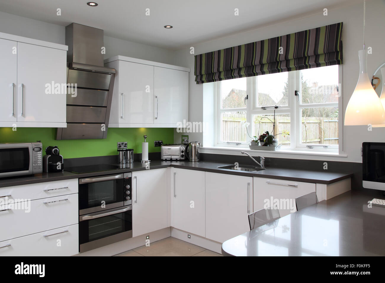 In bianco e nero la cucina moderna con verde lime splash back Foto Stock