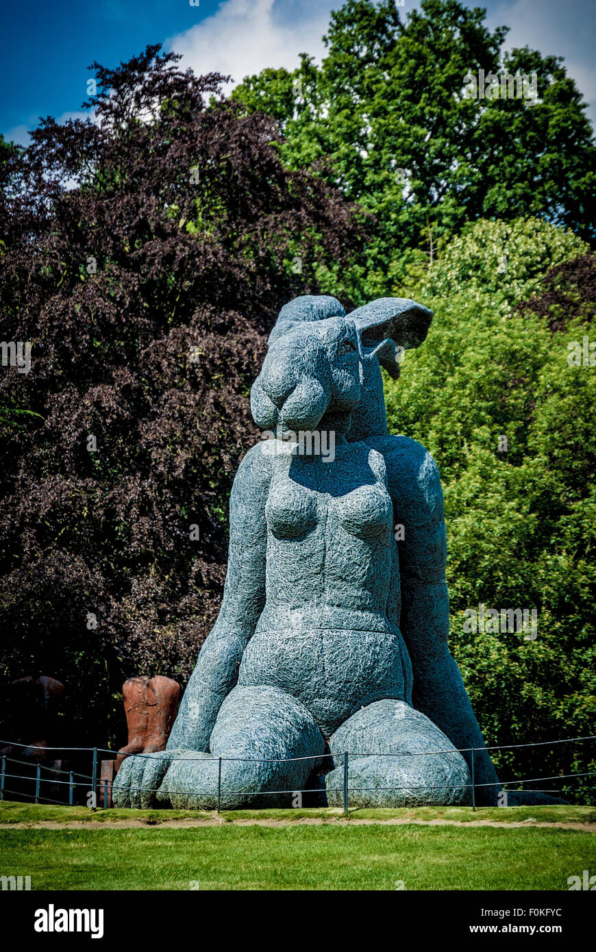Scultura da Sophie Ryder a Yorkshire Sculpture Park. Foto Stock