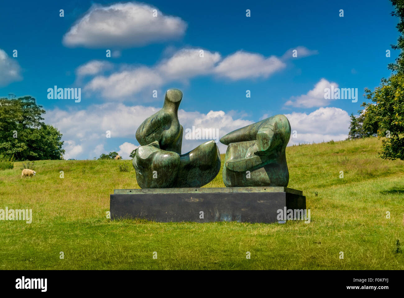 Henry Moore statua in bronzo a Yorkshire Sculpture Park: Due pezzo figura distesa: punti. 1969-1970 Foto Stock