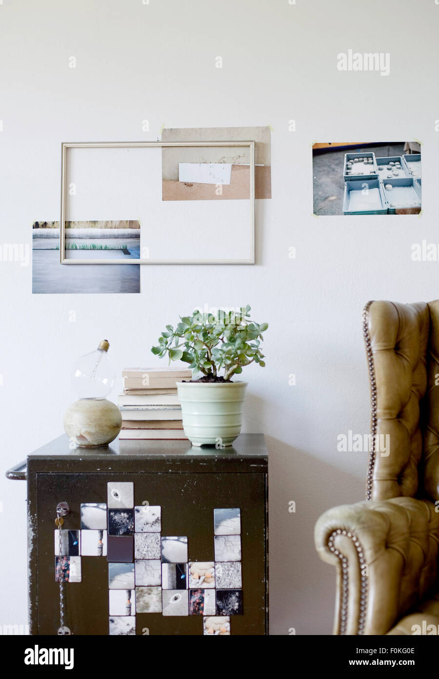 Vintage interno con retrò cassaforte e poltrona Foto Stock