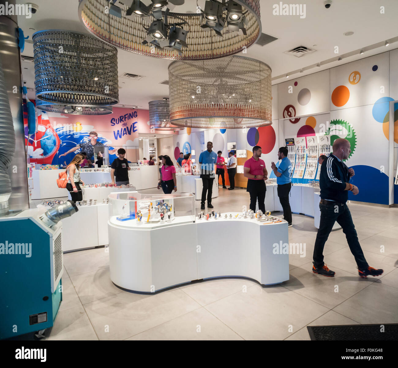 Lo Swatch store in Times Square a New York martedì, 11 agosto 2015. Swatch è il più grande produttore mondiale di orologi e ha quasi verticale completo controllo sulla sua produzione. (© Richard B. Levine) Foto Stock