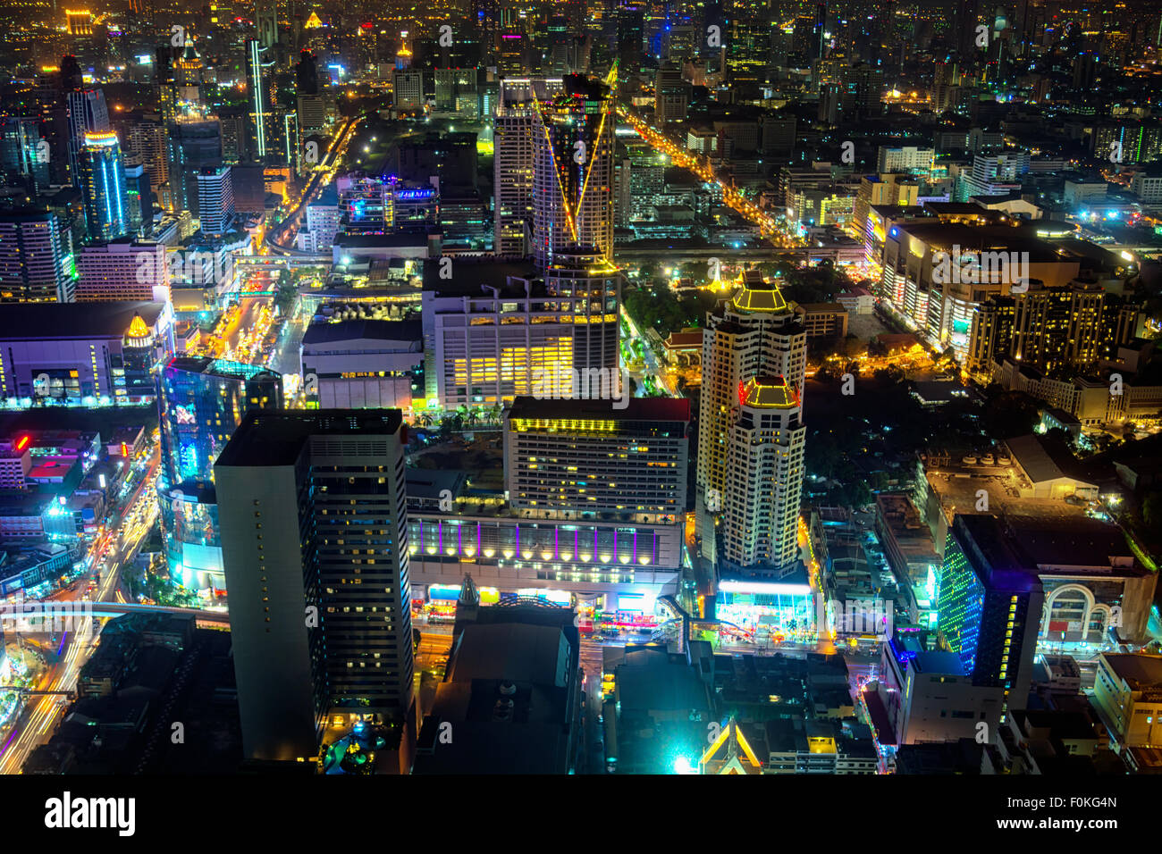Luminose, notturna Skyline di una città metropolitana in Asia, con torri e il traffico pesante. Foto Stock
