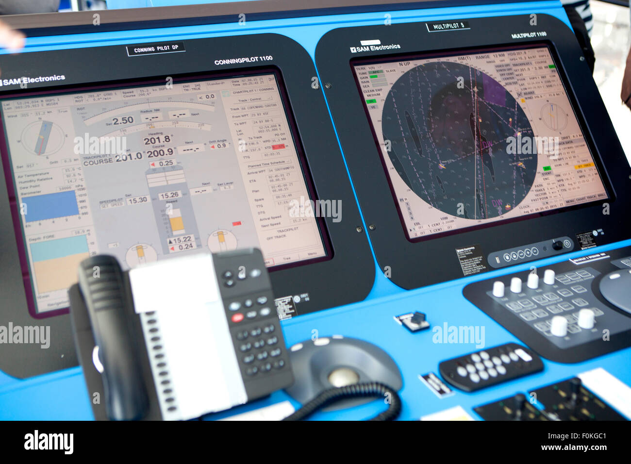 All'interno di una moderna nave da crociera bridge navigazione nell'oceano La celebrità Eclipse Foto Stock