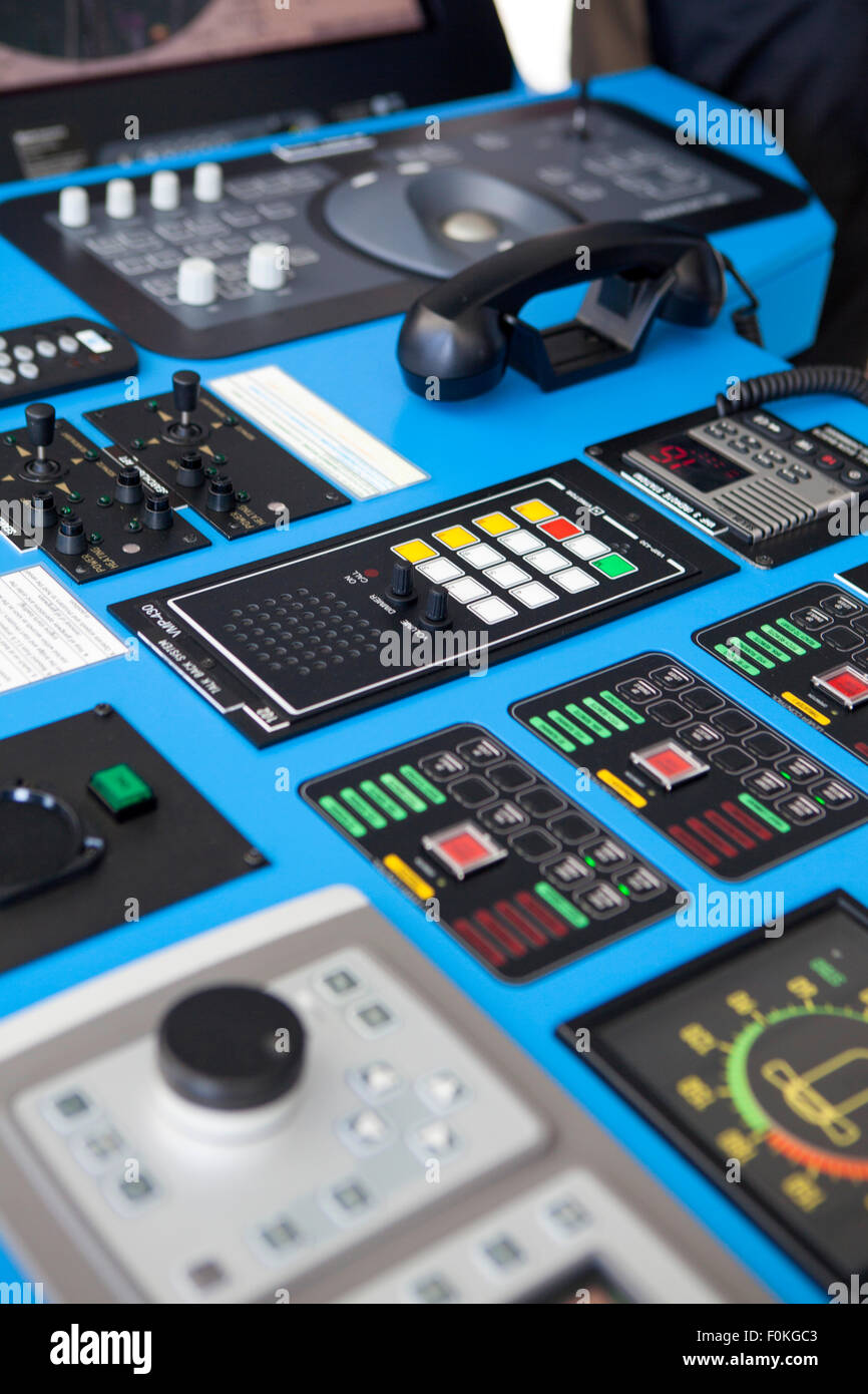 All'interno di una moderna nave da crociera bridge navigazione nell'oceano La celebrità Eclipse Foto Stock