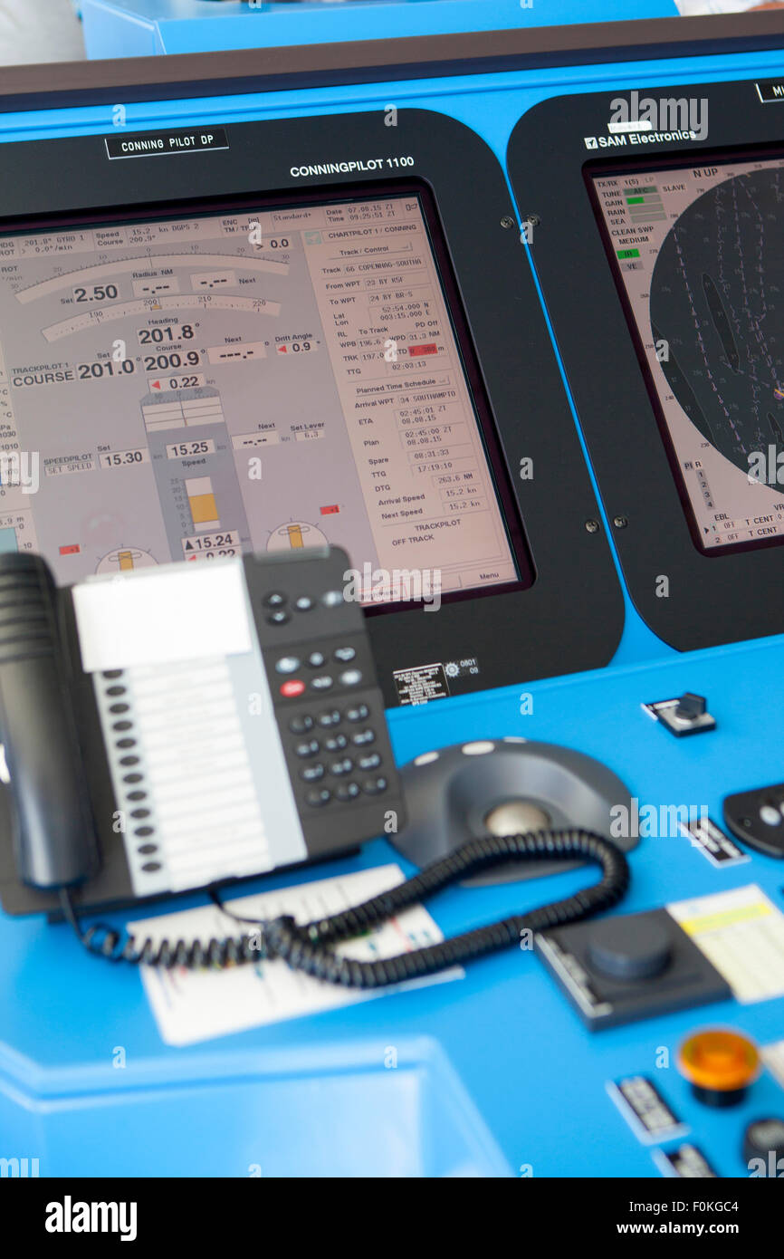 All'interno di una moderna nave da crociera bridge navigazione nell'oceano La celebrità Eclipse Foto Stock