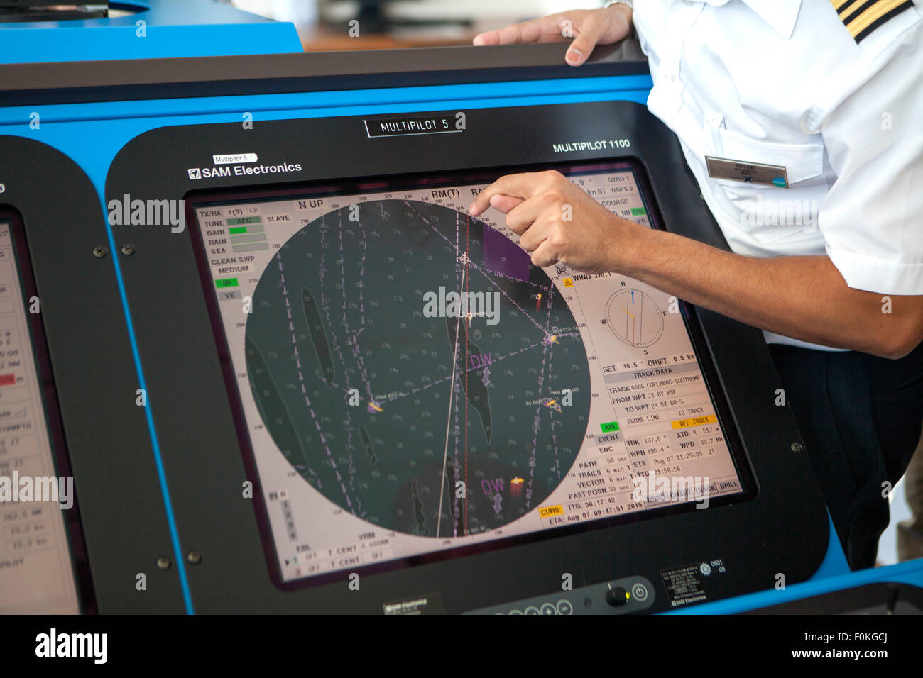 All'interno di una moderna nave da crociera bridge navigazione nell'oceano La celebrità Eclipse Foto Stock