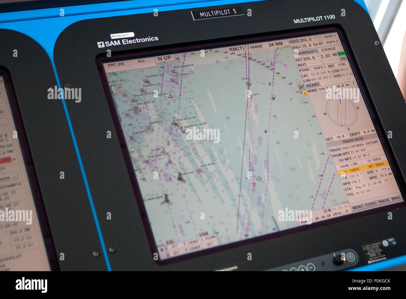 All'interno di una moderna nave da crociera bridge navigazione nell'oceano La celebrità Eclipse Foto Stock