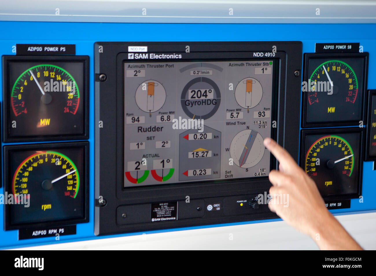 All'interno di una moderna nave da crociera bridge navigazione nell'oceano La celebrità Eclipse Foto Stock