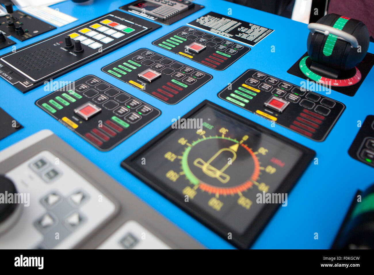 All'interno di una moderna nave da crociera bridge navigazione nell'oceano La celebrità Eclipse Foto Stock