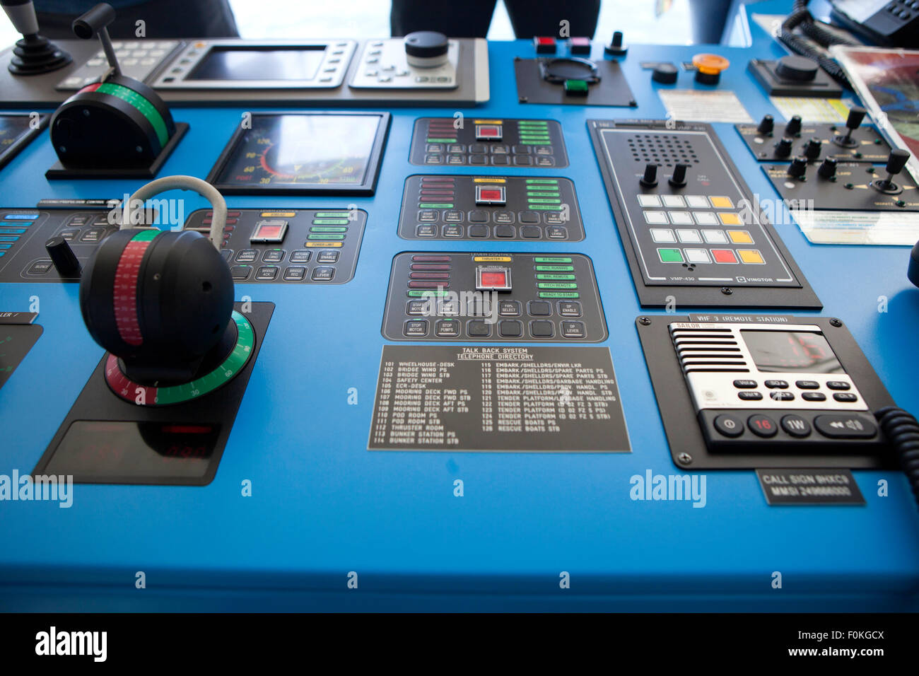 All'interno di una moderna nave da crociera bridge navigazione nell'oceano La celebrità Eclipse Foto Stock