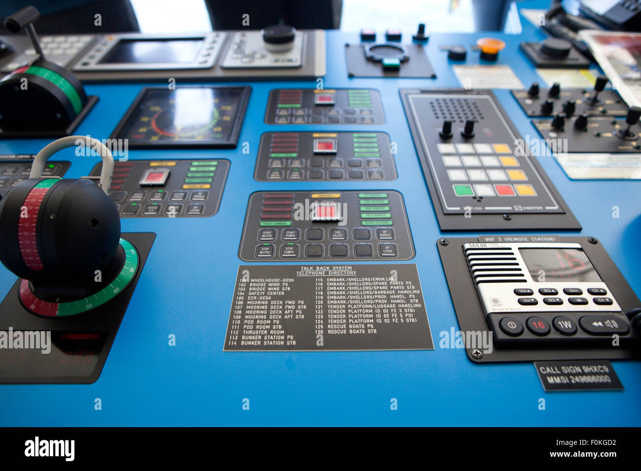 All'interno di una moderna nave da crociera bridge navigazione nell'oceano La celebrità Eclipse Foto Stock