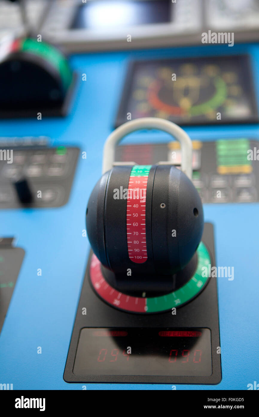 All'interno di una moderna nave da crociera bridge navigazione nell'oceano La celebrità Eclipse Foto Stock