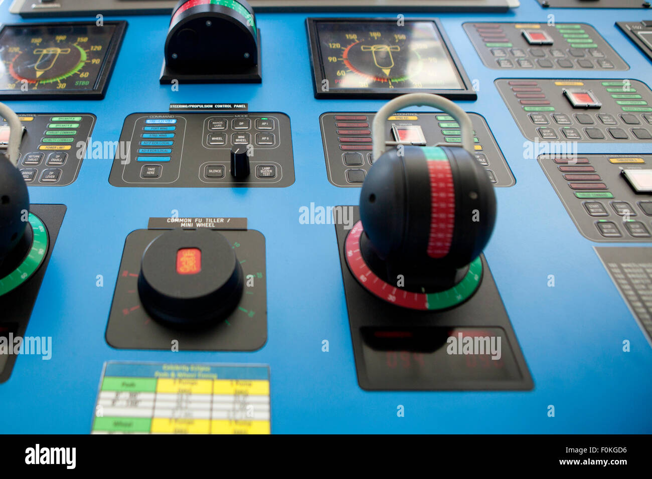 All'interno di una moderna nave da crociera bridge navigazione nell'oceano La celebrità Eclipse Foto Stock