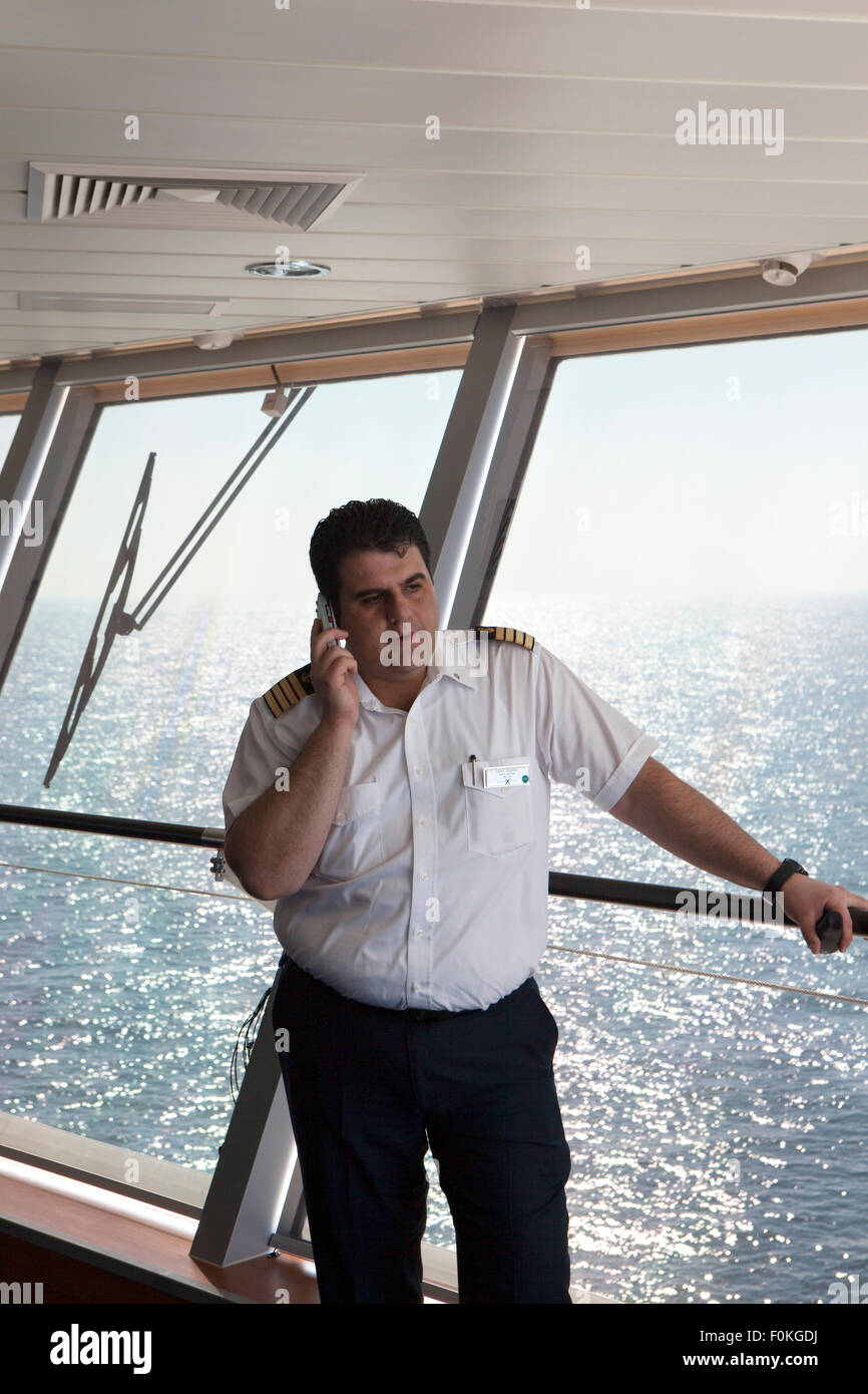 All'interno di una moderna nave da crociera bridge navigazione nell'oceano La celebrità Eclipse Foto Stock