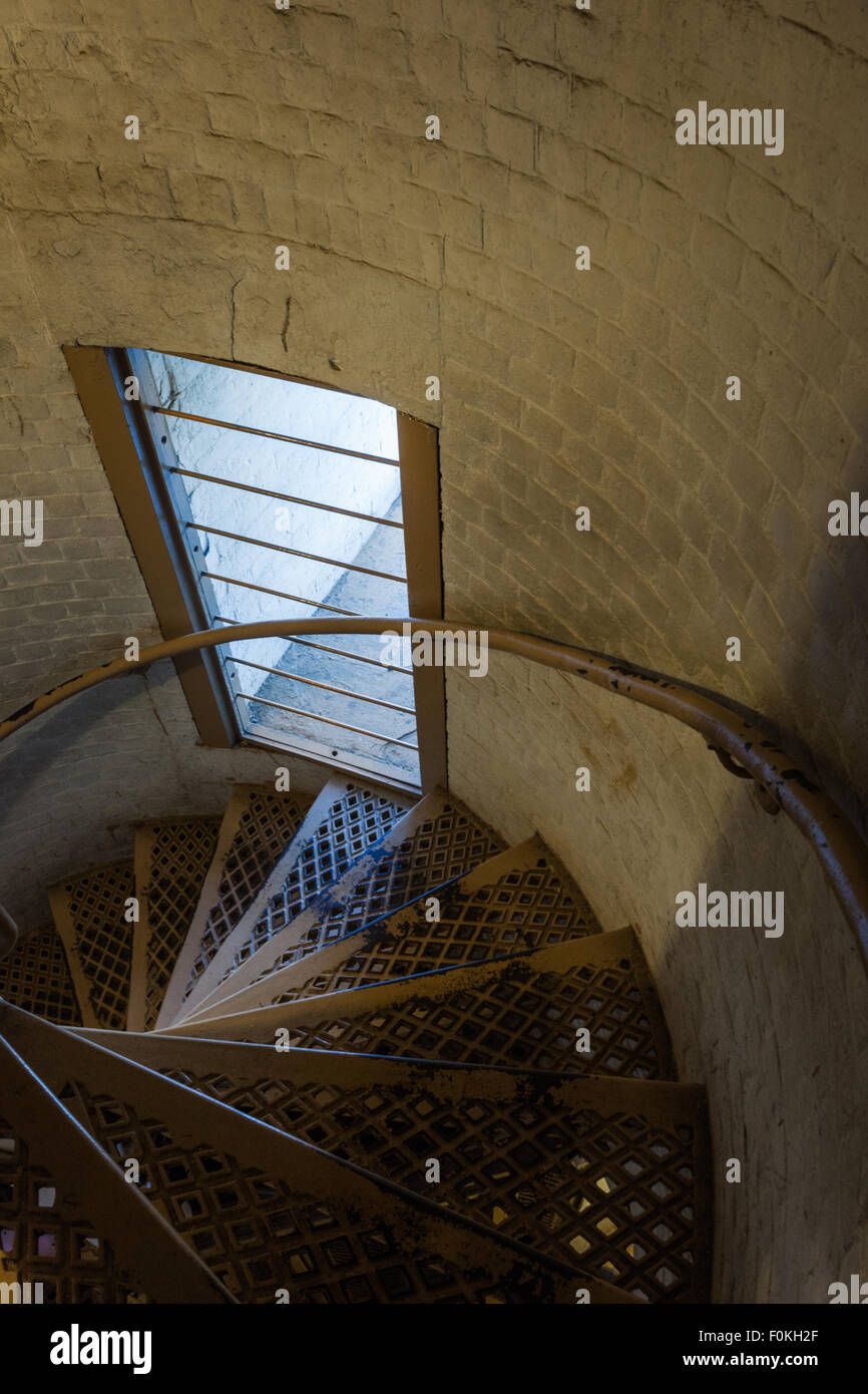 Interno scalinata circolare nella Torre Nord di Navesink Twin luci. Finestre si affacciano sul Navesink e fiumi di Shrewsbury, Sa Foto Stock