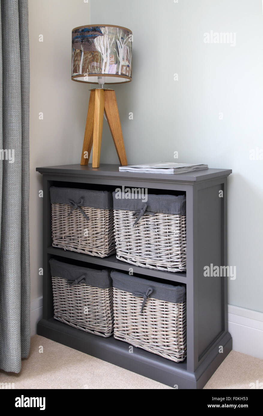 Le tre gambe lampada da tavolo permanente sulla credenza di cestelli Foto Stock