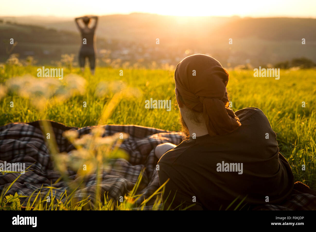 Germania, giovane su un prato a guardare per sunrise Foto Stock