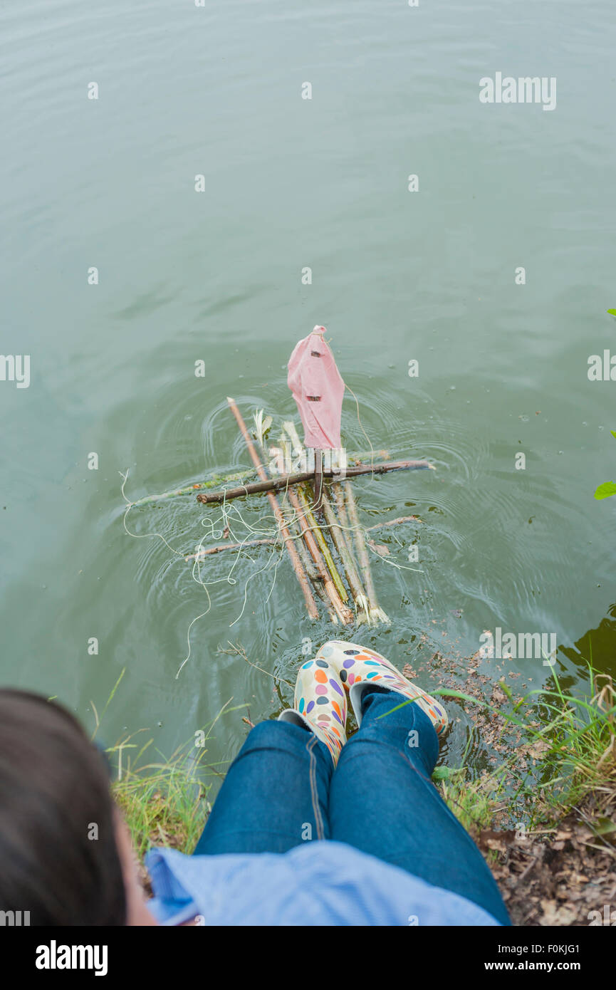 Germania, Donna mettendo zattera giocattolo in acqua Foto Stock