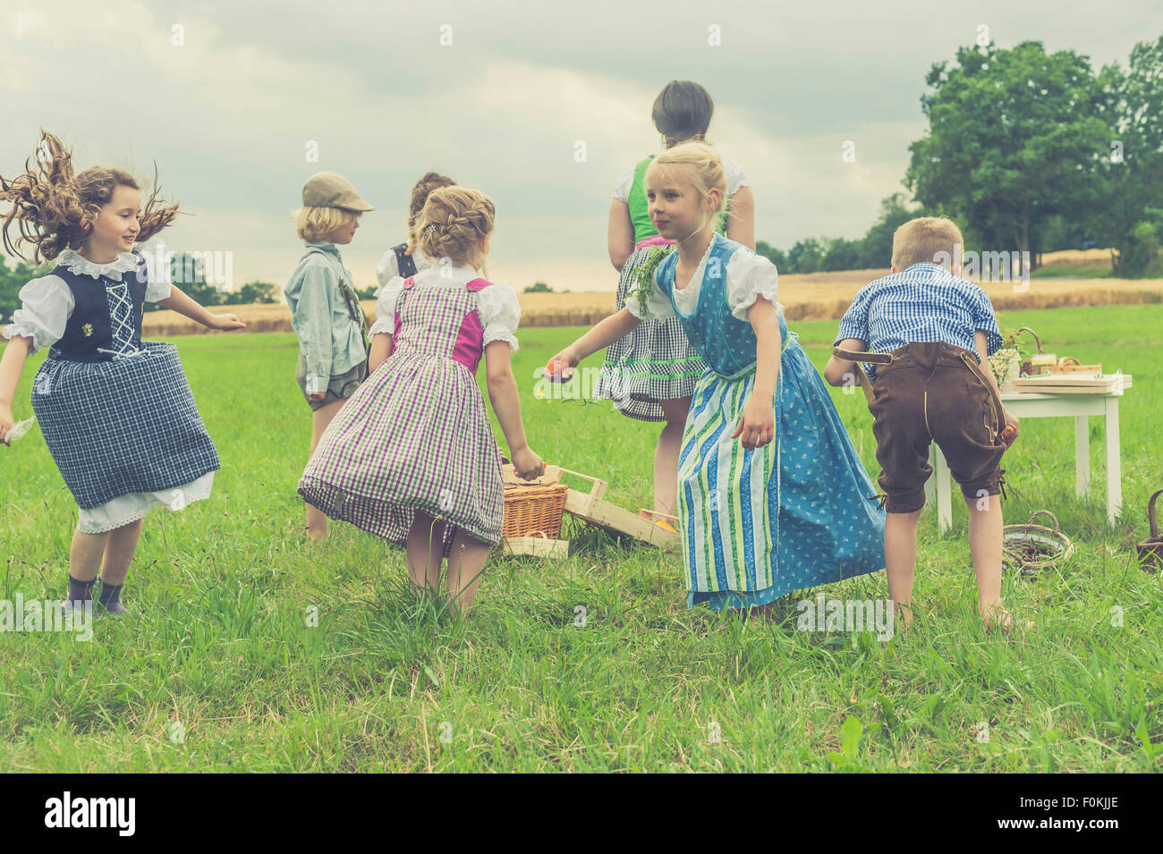 In Germania, in Sassonia, bambini in abbigliamento tradizionale danza su un  prato Foto stock - Alamy