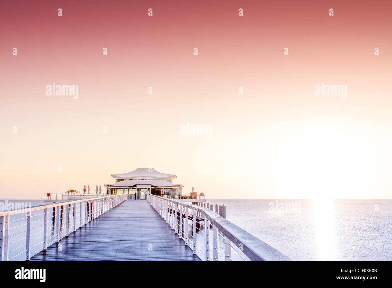 Germania, Niendorf, ponte di mare con tè casa di sunrise Foto Stock