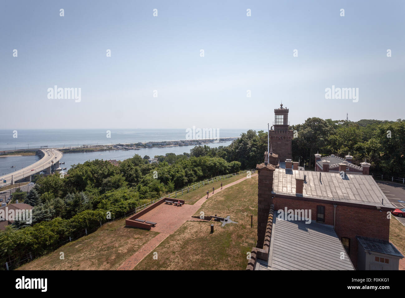 Vista della Torre Sud, Sandy Hook, Navesink River, e l'Oceano Atlantico dalla torre Nord del Navesink Twin luci. Foto Stock
