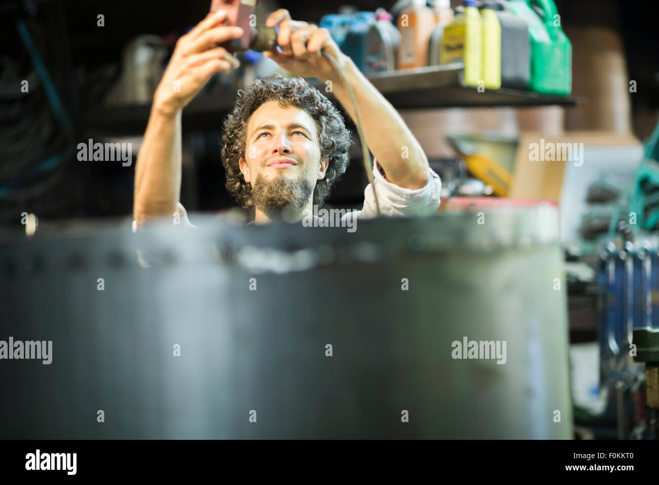 Giovane uomo con barba mento che lavorano in alternativa sala tecnica Foto Stock